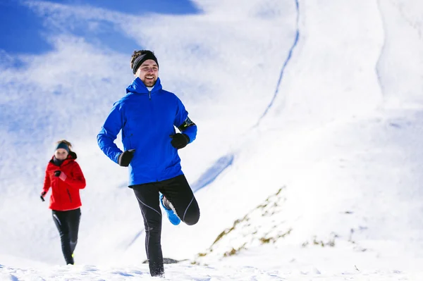 Junges Paar beim Joggen — Stockfoto