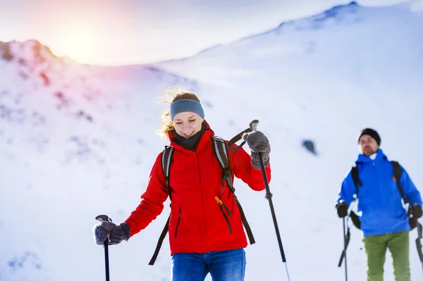 Young couple on a hike — Stock Photo, Image