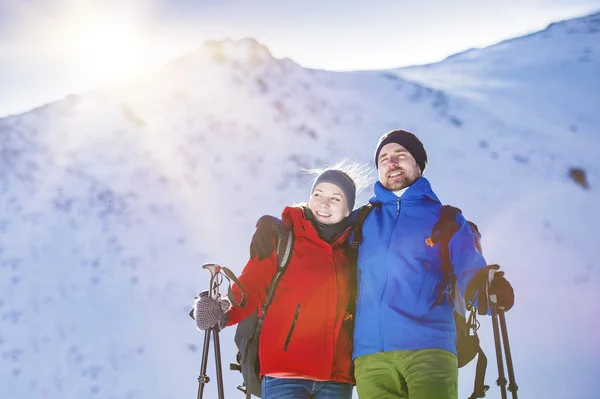 Young couple on a hike — Stock Photo, Image