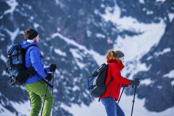 Young couple on a hike — Stock Photo, Image