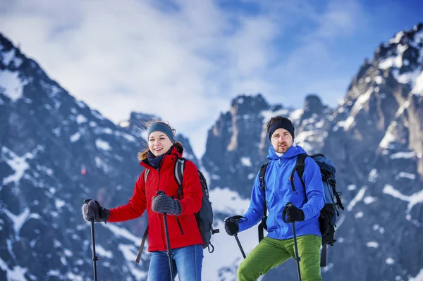 Pareja joven en una caminata — Foto de Stock