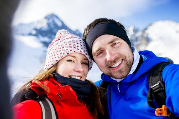 Young couple taking selfie on a hike — Stock Photo, Image