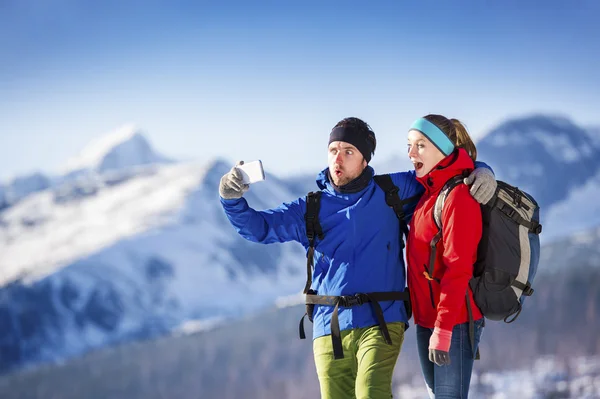 Junges Paar macht Selfie auf einer Wanderung — Stockfoto