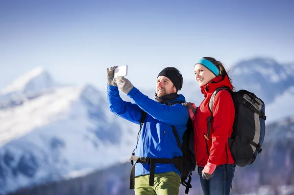 Young couple taking selfie on a hike — Stock Photo, Image