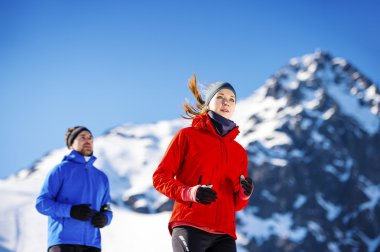 genç bir çift koşu