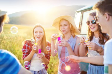 Genç hipster arkadaşlar yolculuğa