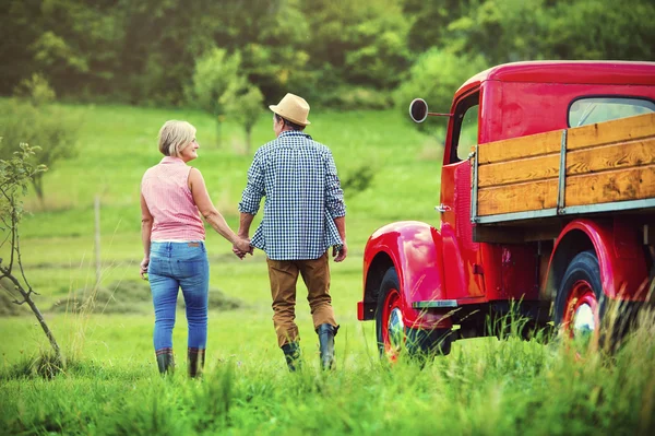 Couple with red truck — Stock Photo, Image