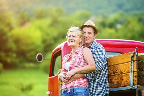 Coppia con camion rosso — Foto Stock