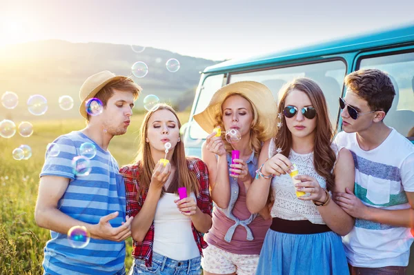 Unga hipster vänner på roadtrip — Stockfoto