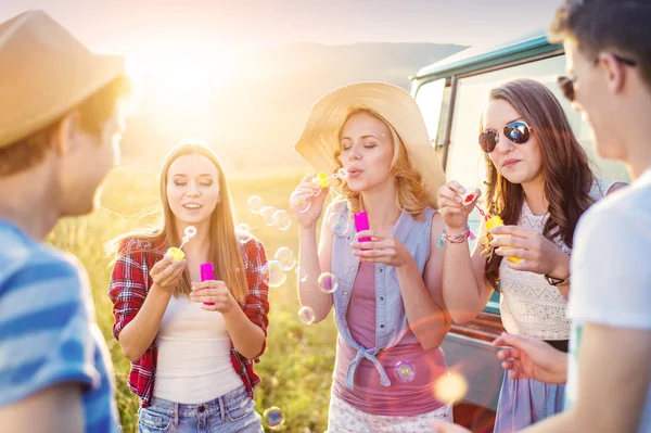 Jovens amigos hipster em viagem de carro — Fotografia de Stock