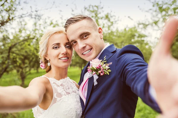 Schönes Hochzeitspaar — Stockfoto