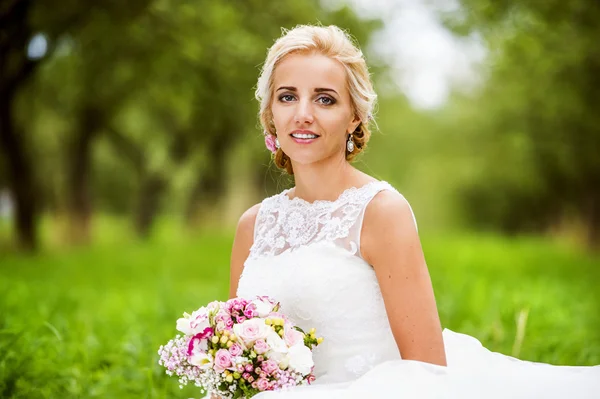 Beautiful bride — Stock Photo, Image