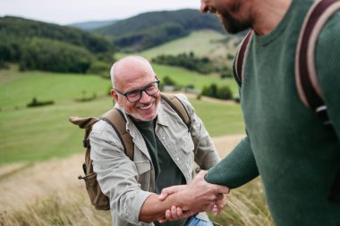 Yetişkin bir oğul ve yaşlı bir baba doğa yürüyüşü yapıyor. Birlikte vakit geçirmek..