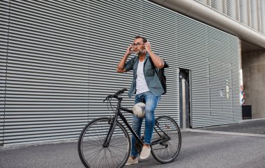 Yakışıklı şehir banliyö şoförü binmeden önce kulaklık takıyor..