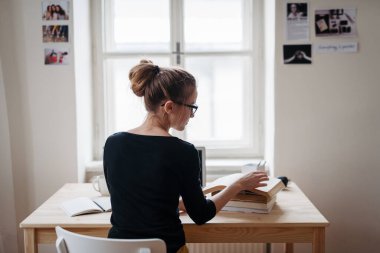 Çalışma sırasında bayan öğrencinin arka görünüşü.