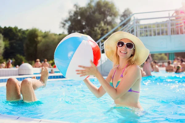 Vacker kvinna i poolen — Stockfoto