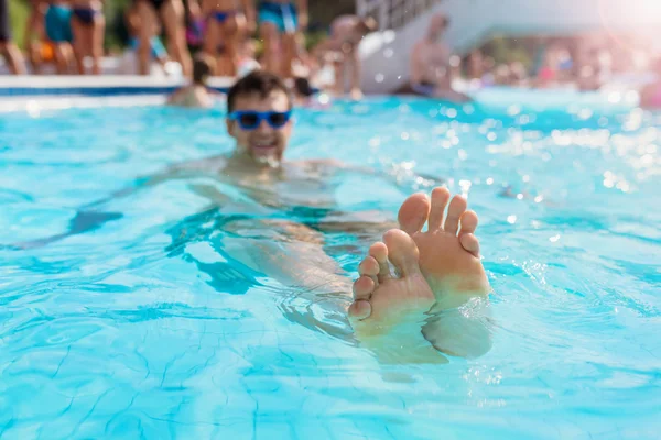 Jeune homme dans la piscine — Photo