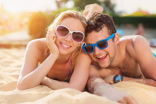 Jovem casal na praia — Fotografia de Stock