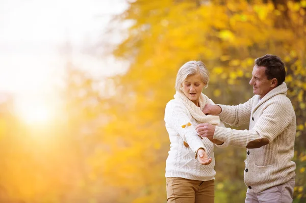 Pareja mayor divirtiéndose en otoño — Foto de Stock