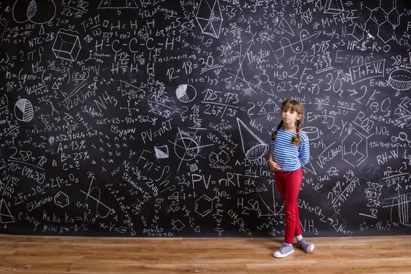 Liten flicka på skolan — Stockfoto