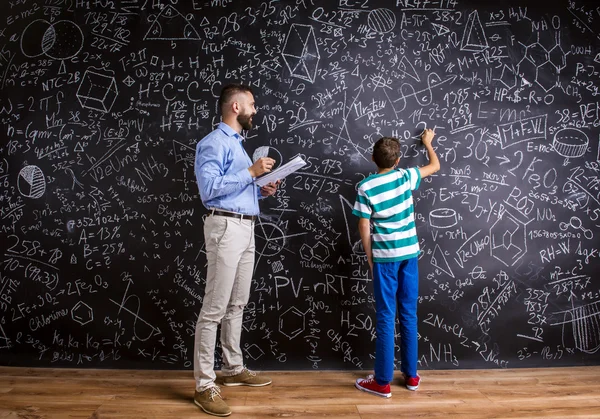 Professora de escola jovem com aluno — Fotografia de Stock