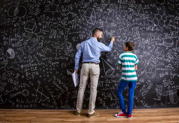 Joven maestra de escuela con alumno — Foto de Stock