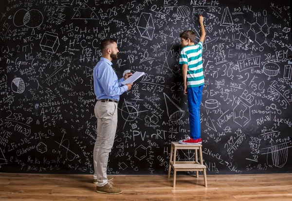 Giovane insegnante di scuola con allievo — Foto Stock