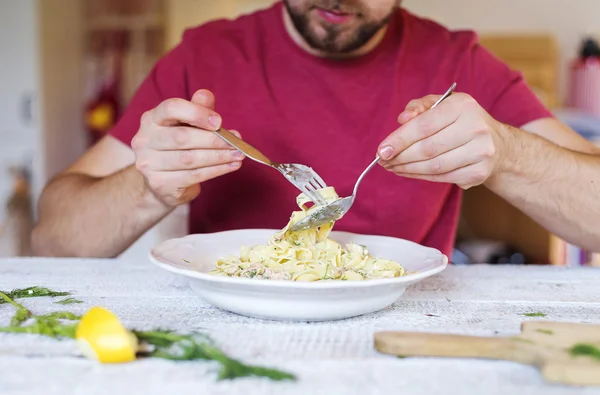 Mężczyzna jedzenie makaron tagliatelle — Zdjęcie stockowe