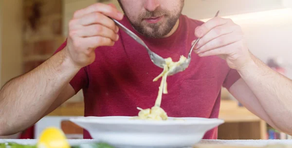 Uomo che mangia tagliatelle — Foto Stock