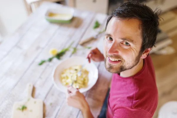 Mannen äter tagliatelle pasta — Stockfoto