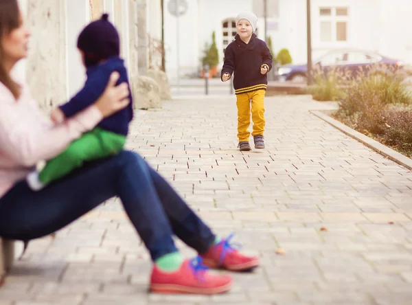 Anne ile oğlu Şehir Parkı — Stok fotoğraf