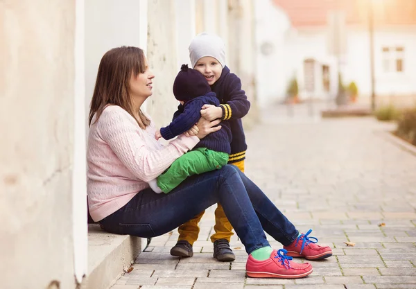 Madre con figli nel parco cittadino — Foto Stock