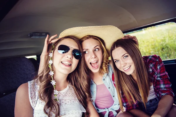 Hipster vrienden op road trip — Stockfoto
