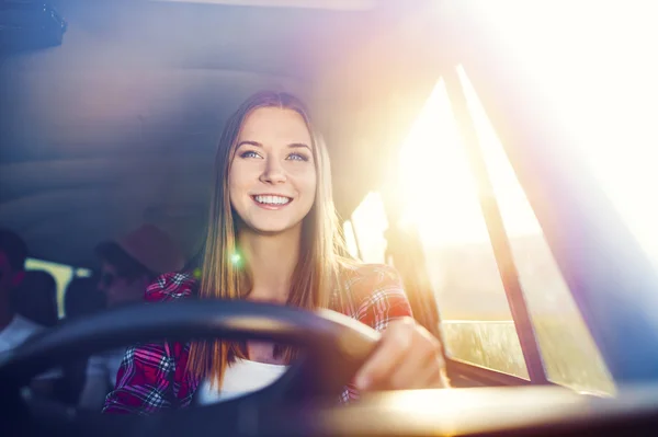 Amigos adolescentes en viaje por carretera —  Fotos de Stock