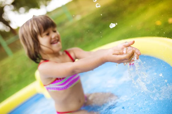 Niedliches kleines Mädchen, das Spaß draußen hat — Stockfoto