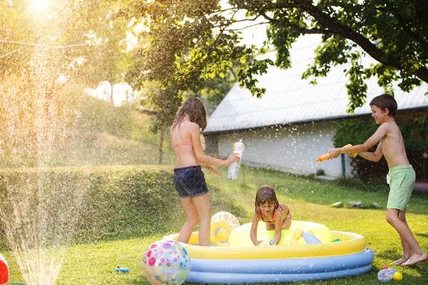 Niños divirtiéndose afuera en el jardín — Foto de Stock