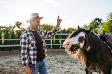 Çiftçi atıyla çiftlikte ya da çiftlikte.