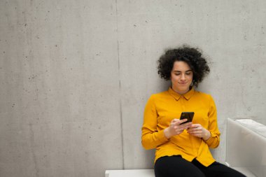 Modern ofiste telefonla konuşan bir kadın..