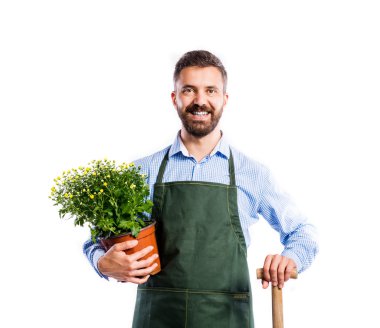 Genç yakışıklı bahçıvan