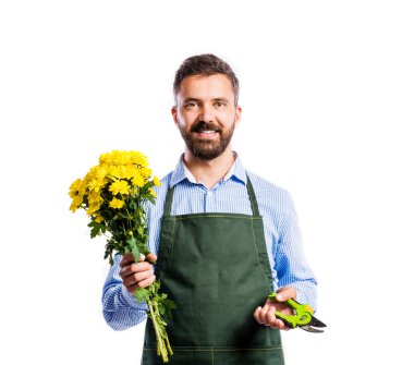 Genç yakışıklı bahçıvan