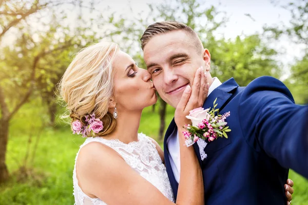 Schönes Hochzeitspaar — Stockfoto