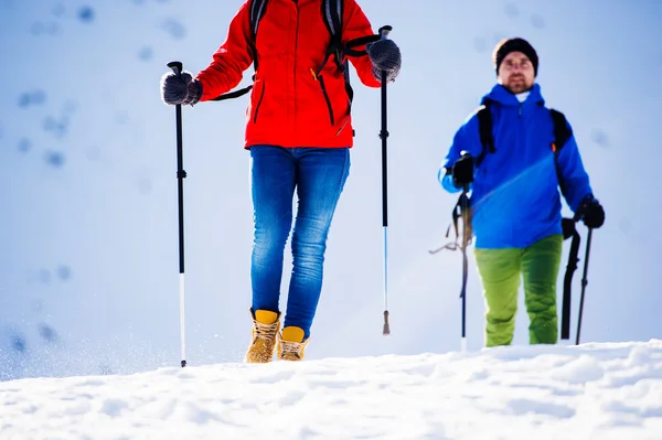 Young couple on a hike — Stock Photo, Image