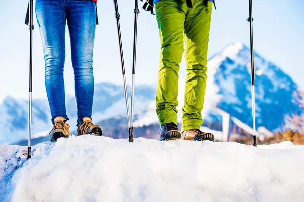 Pareja joven en una caminata — Foto de Stock