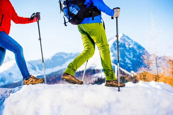 Young couple on a hike — Stock Photo, Image