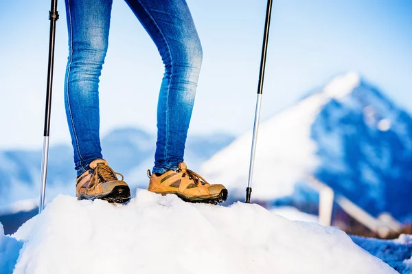 Mujer joven en una caminata — Foto de Stock