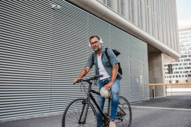 Yakışıklı şehir banliyö şoförü binmeden önce kulaklık takıyor..