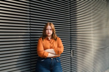 Kıvrımlı vücutlu güzel ve kızgın bir kadın. Siyah arkaplan.