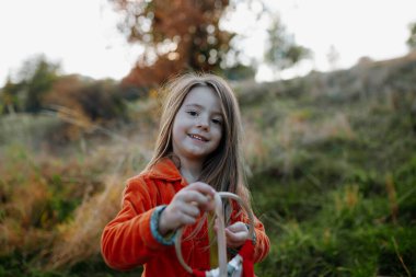 Sonbahar doğasında yürüyüş yapan güzel bir genç kızın portresi. Pazar gününü dışarıda geçiriyor. Hindistan yaz konsepti.