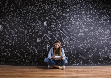 Yazı tahtası önünde güzel genç kız