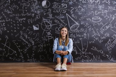 Yazı tahtası önünde güzel genç kız